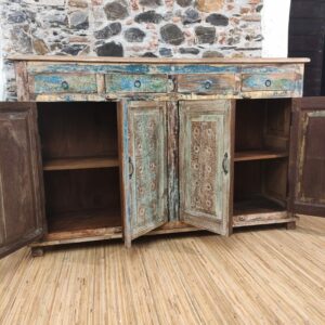 credenza azzurra decorata vista con sportelli aperti