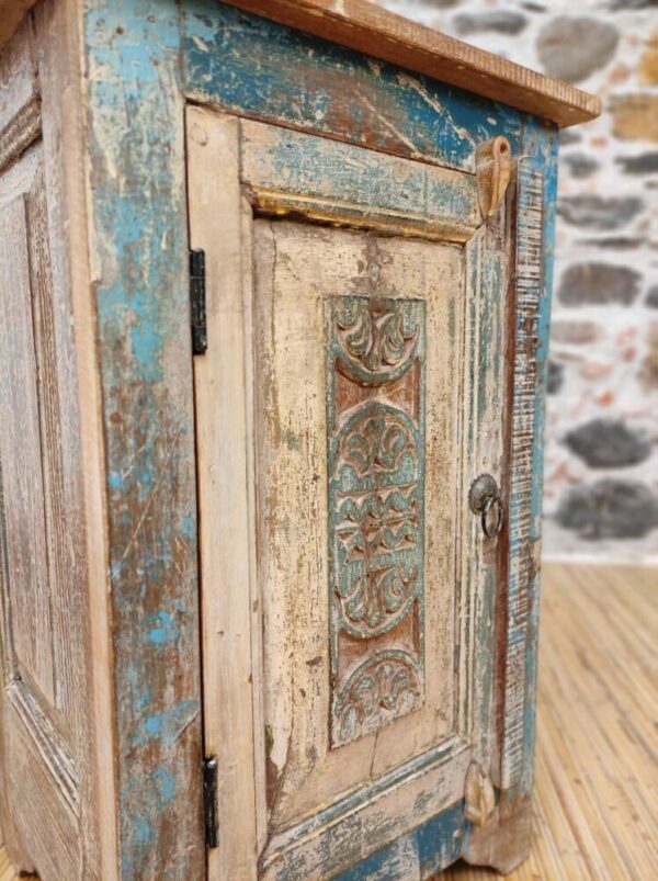 decorazione di comodino rustico azzurro e bianco