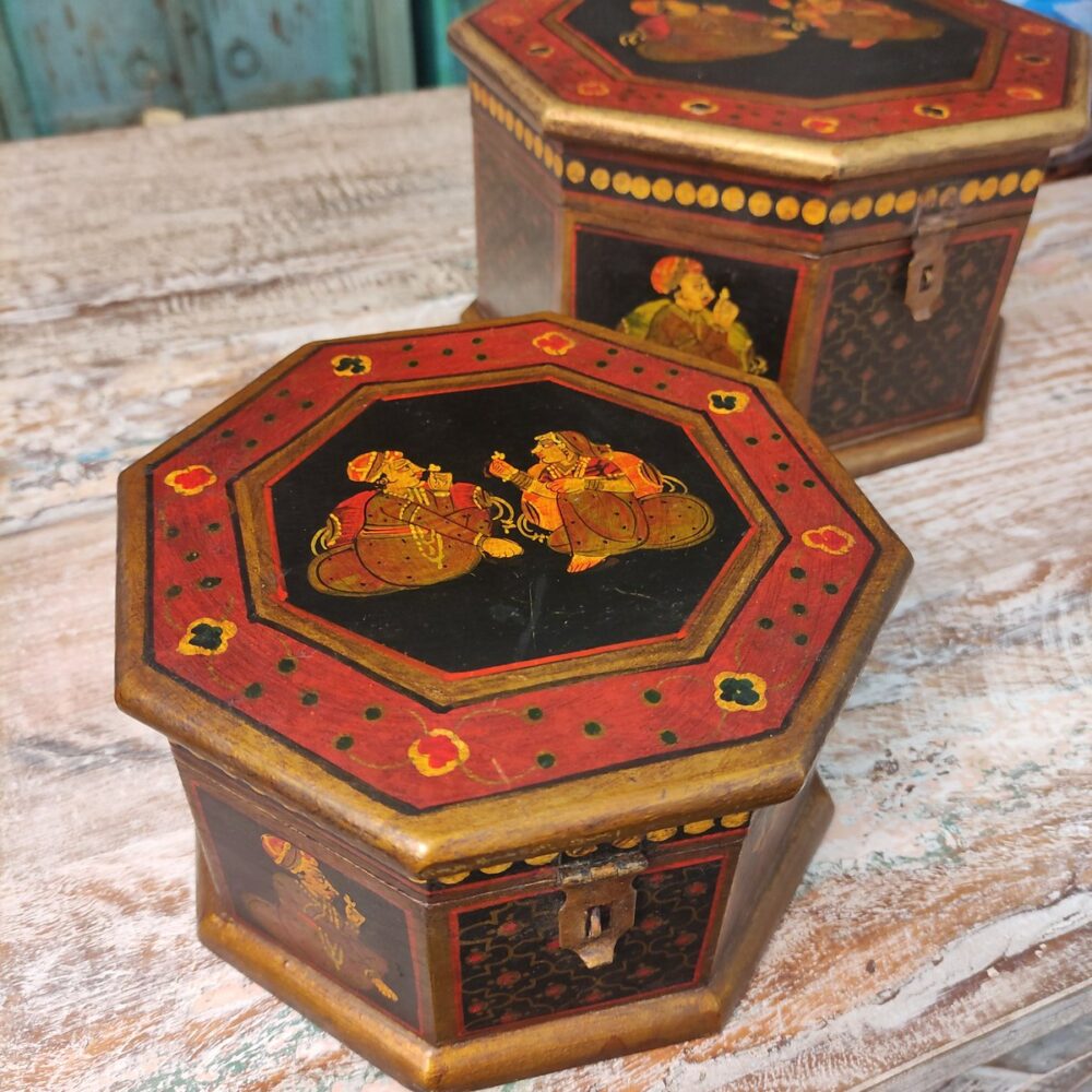 decorazione con figure indiane di portagioie