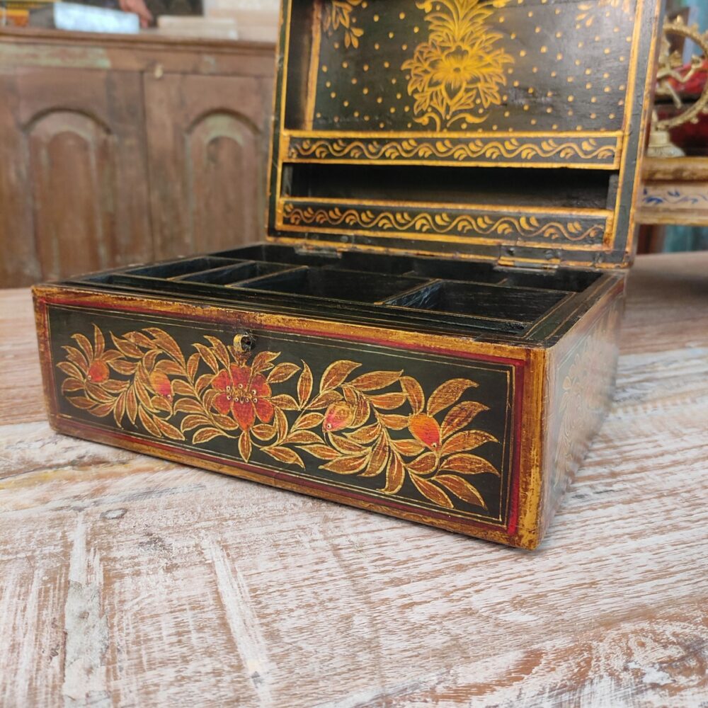 decorazione del portagioie indiano a fiori e oro