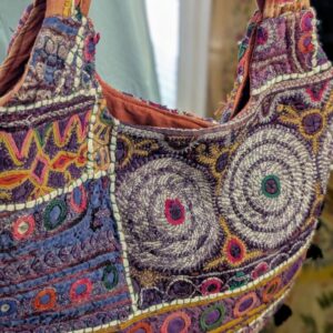 dettaglio ricamo argento di borsa indiana patchwork vintage
