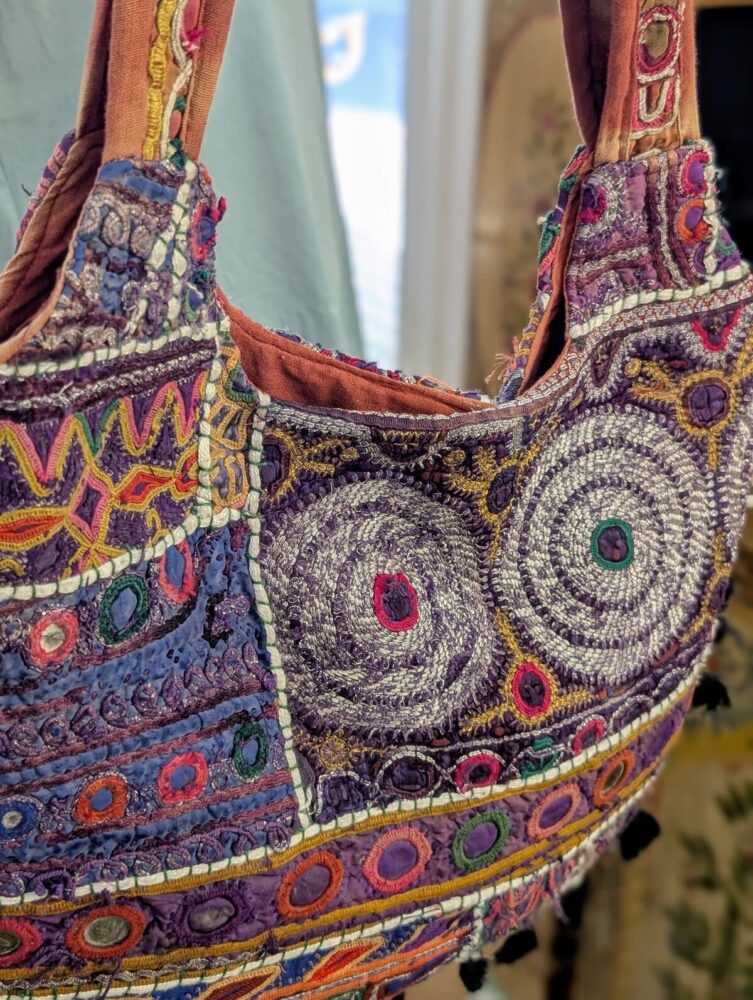 dettaglio ricamo argento di borsa indiana patchwork vintage