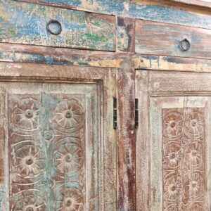 dettaglio decorazione di credenza azzurra decorata indiana