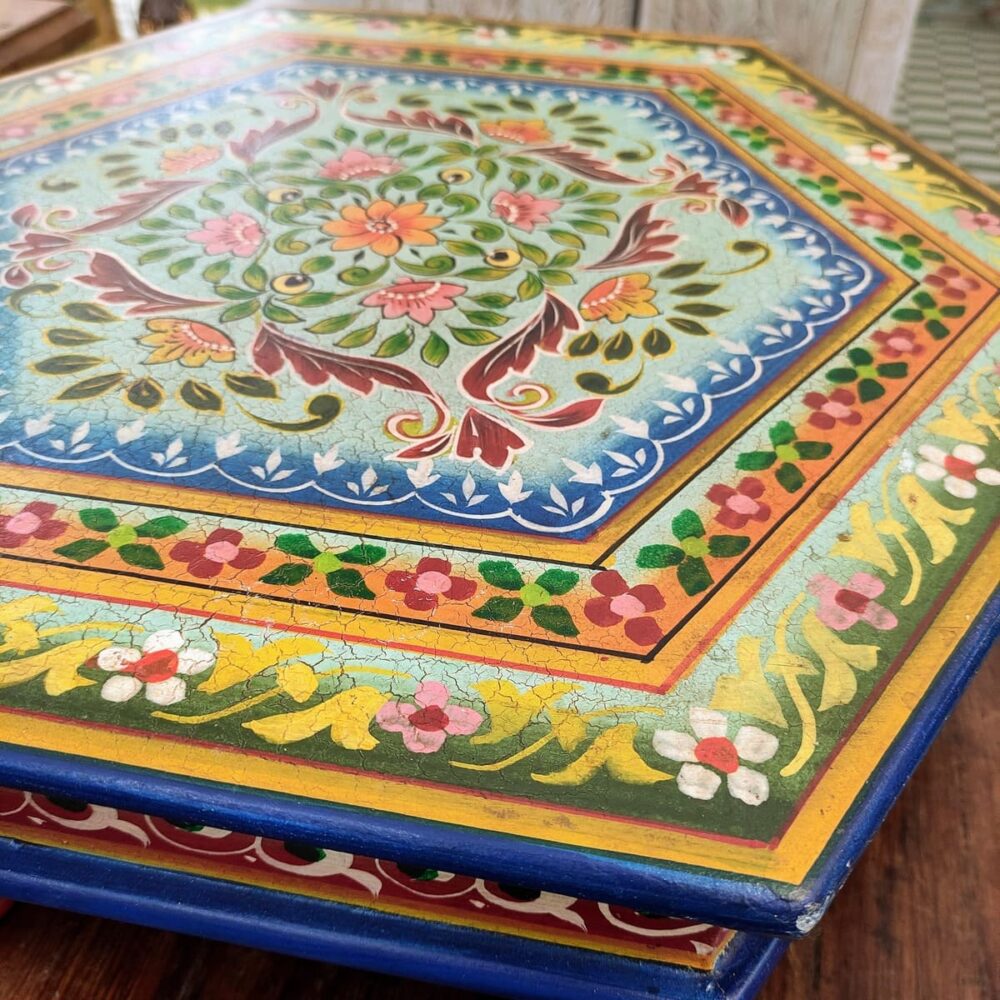 dettaglio decorazione del tavolino basso alzatina esagonale dipinto a fiori indiano