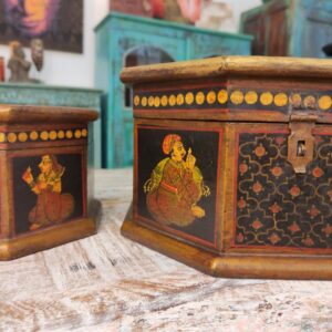 dettaglio con figure indiane della decorazione del portagioie