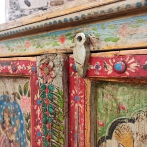 dettaglio di mobile decorato con divinità e fiori