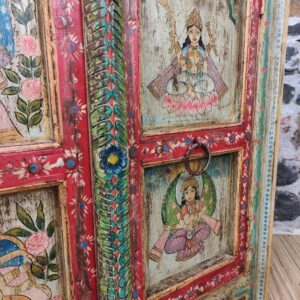 dettaglio sportelli di mobile decorato con divinità e fiori