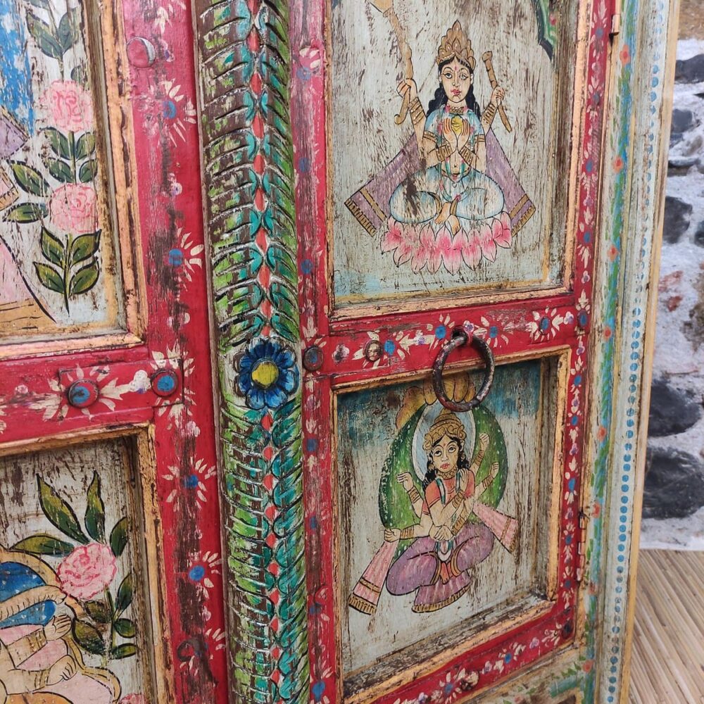 dettaglio sportelli di mobile decorato con divinità e fiori
