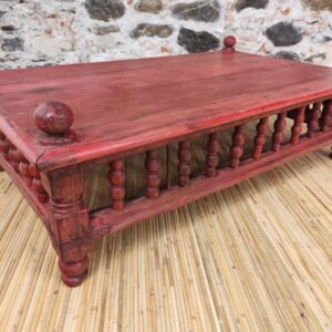 dettaglio tavolino antico indiano rosso
