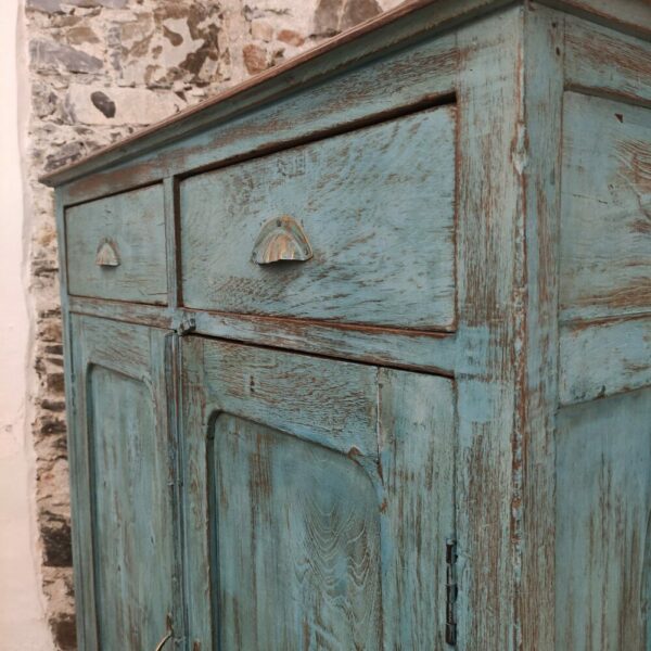 due cassetti di credenza alta azzurra