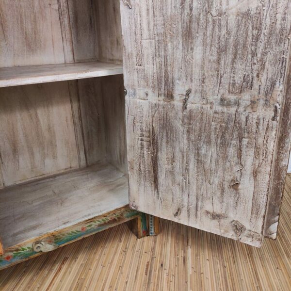 interno bianco di mobile decorato con divinità e fiori