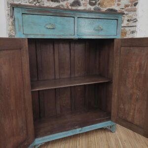 interno di credenza alta azzurra