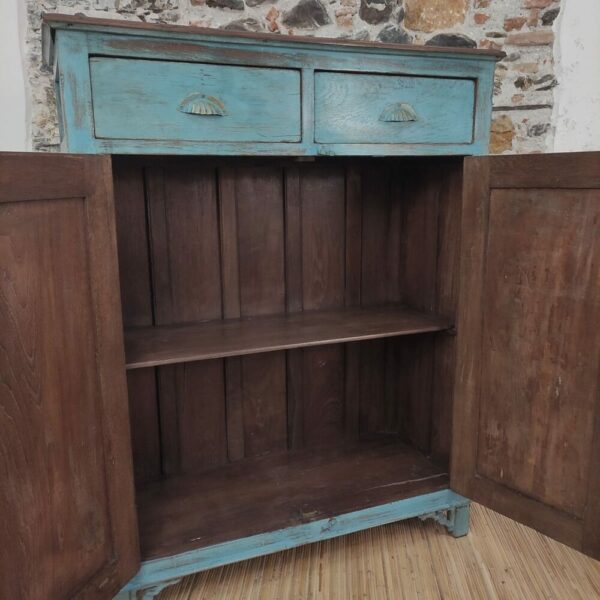 interno di credenza alta azzurra