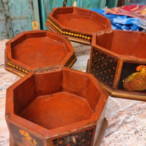 interno rosso di portagioie decorati indiani