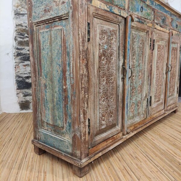 vista laterale di credenza azzurra decorata indiana