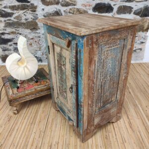 lato di comodino rustico bianco e azzurro indiano
