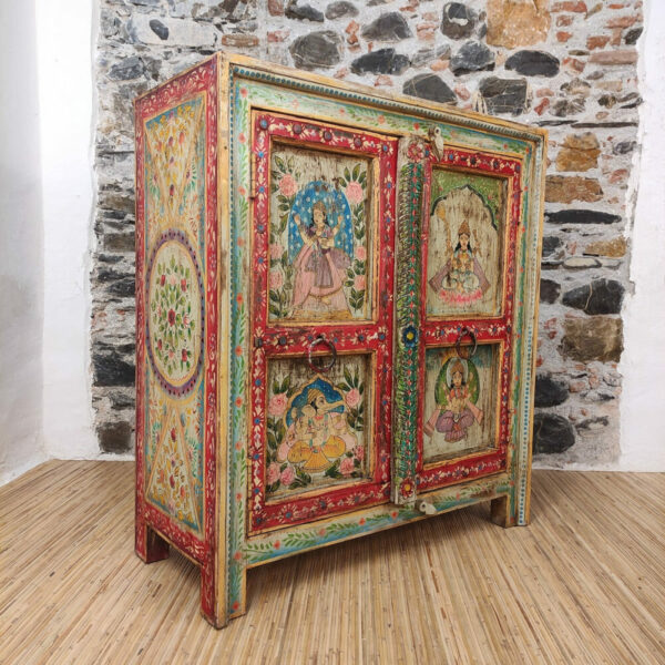 mobile decorato con divinità e fiori
