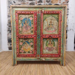 mobile decorato in verde rosso con divinità e fiori
