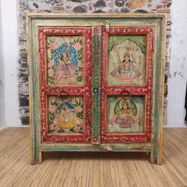 mobile decorato in verde rosso con divinità e fiori