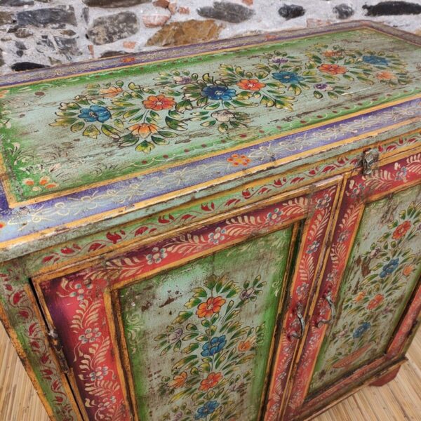 piano decorato di credenza indiana dipinta a fiori