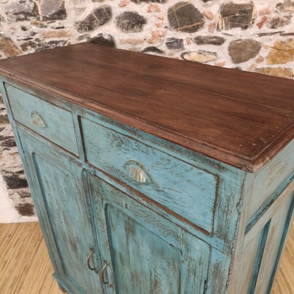 piano color legno di credenza alta azzurra