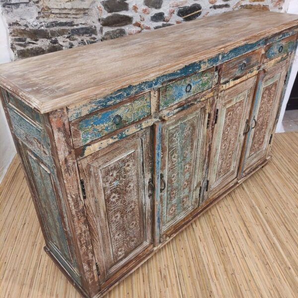 piano in legno di credenza azzurra