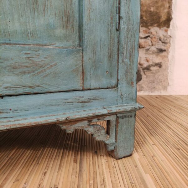 piede decorato di credenza alta azzurra