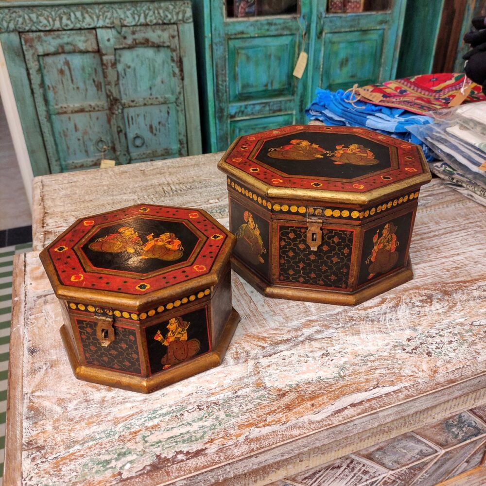 portagioie decorati con figure indiane in nero e oro