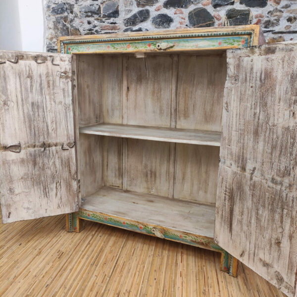 ripiano interno di mobile decorato con fiori e divinità indiane