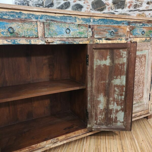 spazio interno di credenza azzurra decorata indiana