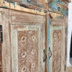 sportelli shabby di credenza decorata azzurra