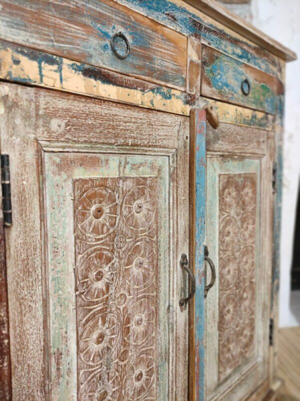 sportelli shabby di credenza decorata azzurra