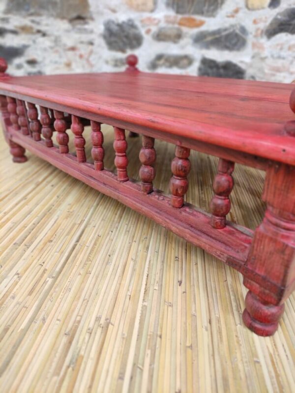 decorazione di tavolino antico indiano rosso