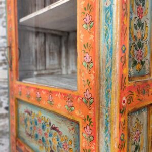 dettaglio decorazione a fiori di mobile dispensa con vetro