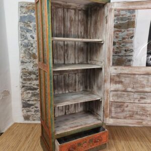 interno con ripiani del mobile dispensa a fiori