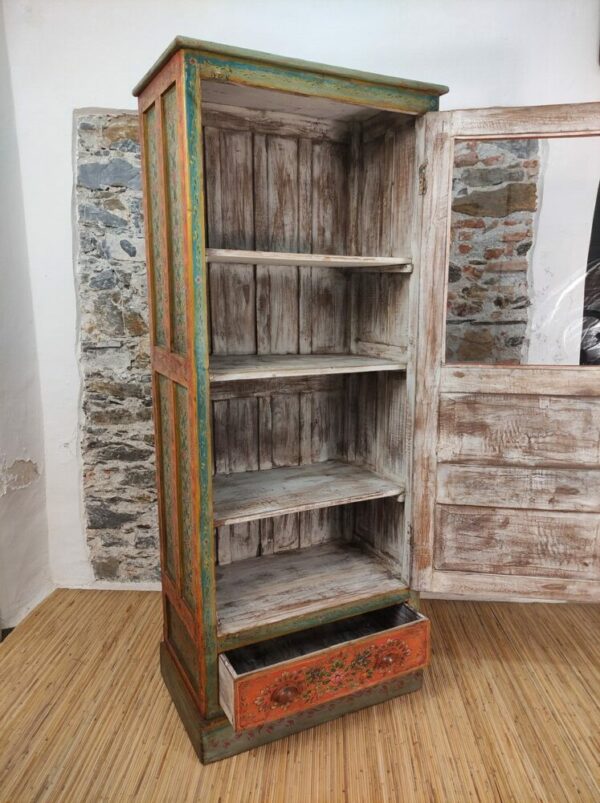 interno con ripiani del mobile dispensa a fiori
