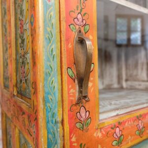 dettaglio della maniglia a forma di pesce del mobile dispensa decorata fiori