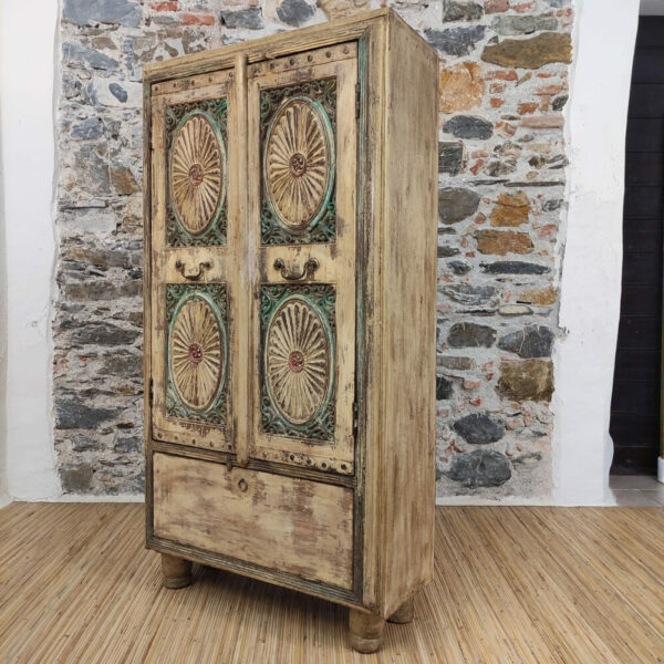 armadietto vintage decorato colore giallo