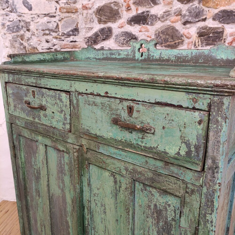 cassetti della credenza verde vintage