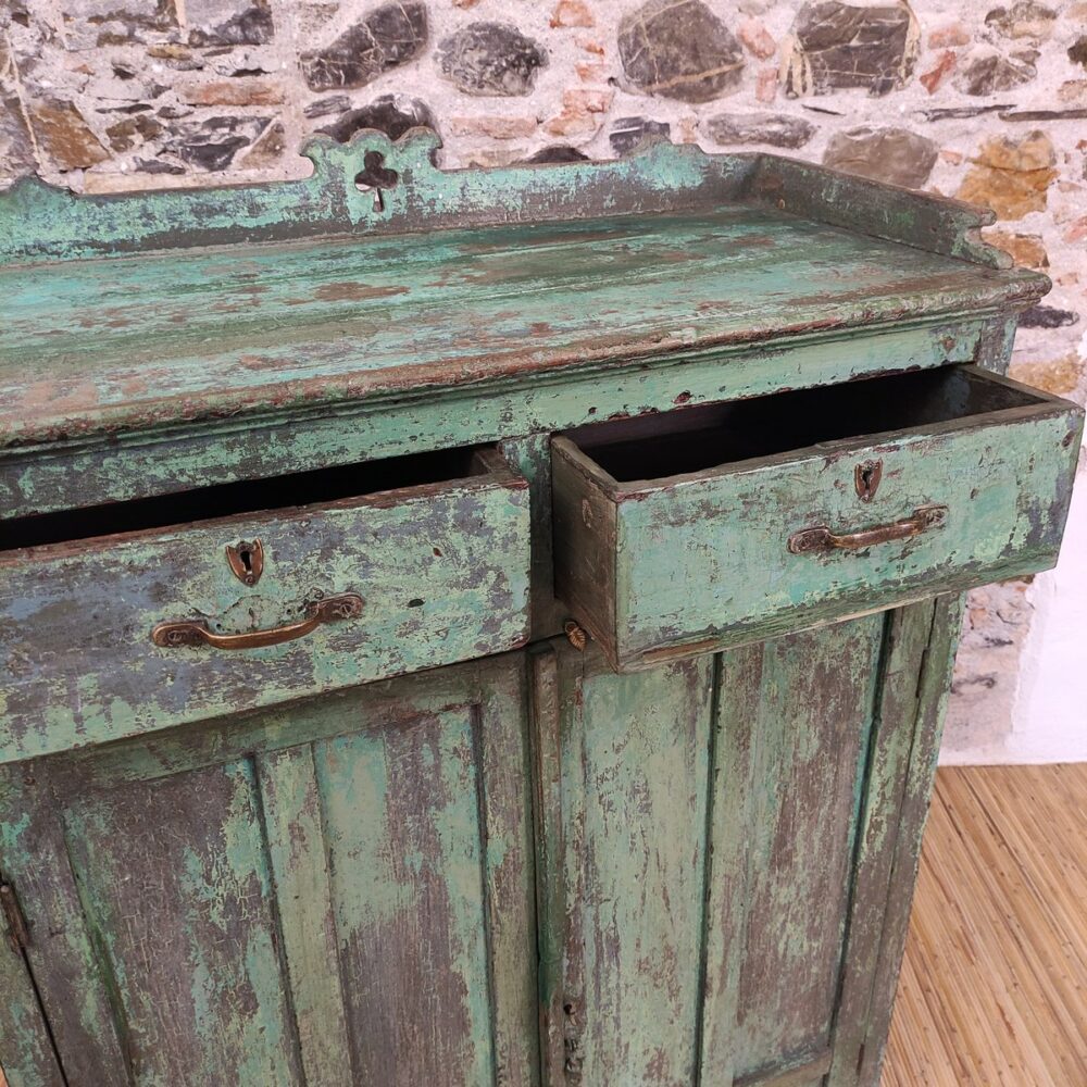 vista dei cassetti aperti della credenza verde vintage indiana