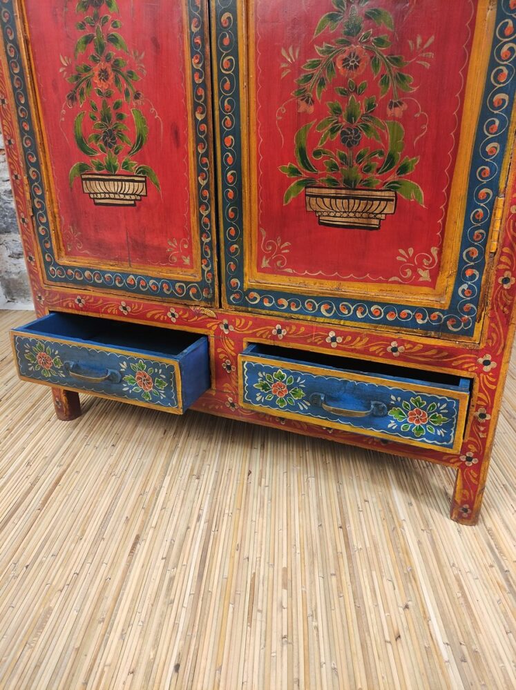 cassetti della dispensa a vetri dipinta a fiori