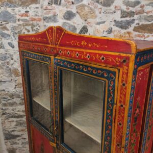 decorazione cimasa dipinta a fiori della dispensa a vetri indiana