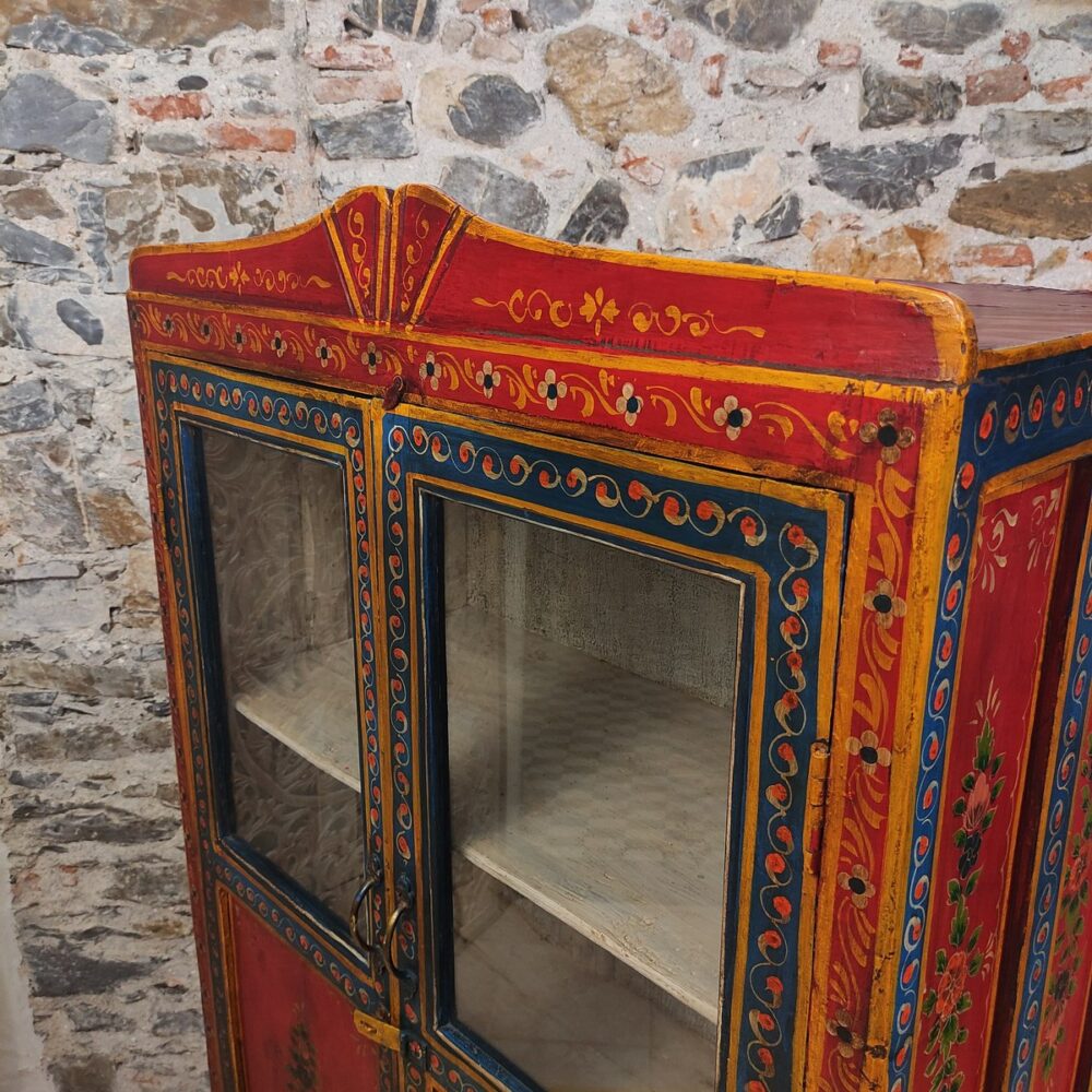 decorazione cimasa dipinta a fiori della dispensa a vetri indiana