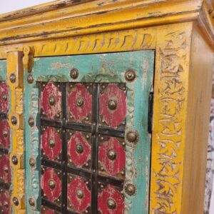 decorazione artigianale di armadio colorato indiano