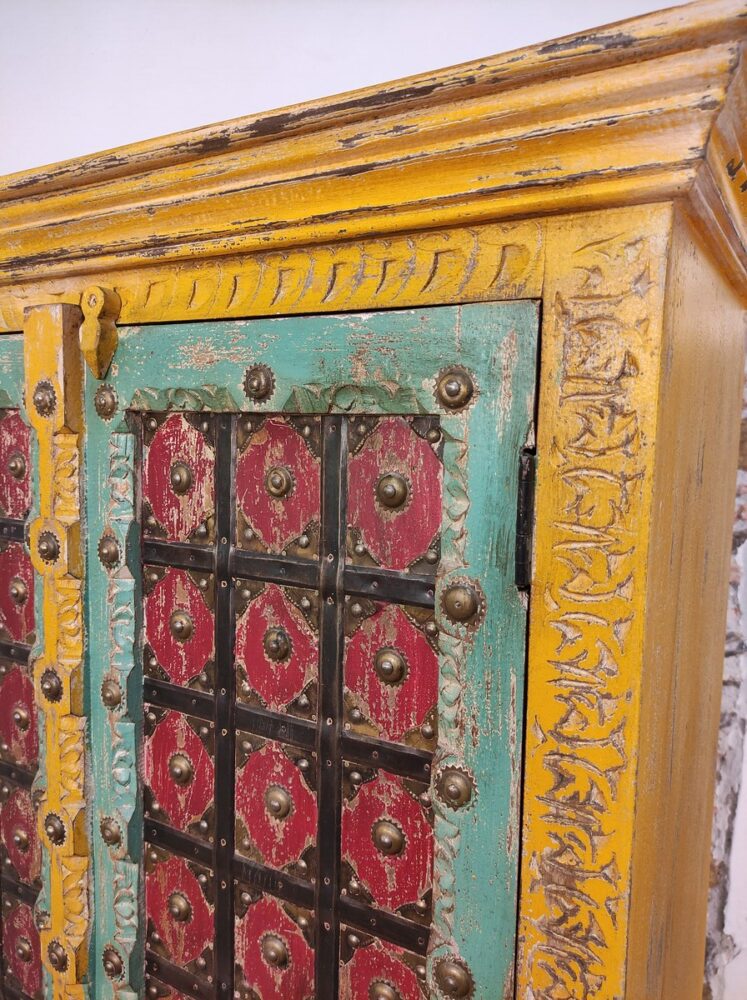 decorazione artigianale di armadio colorato indiano