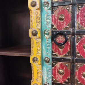 dettaglio della decorazione con borchie di armadio colorato indiano