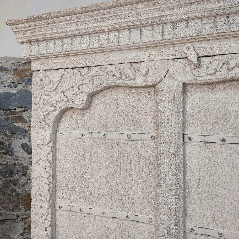 dettaglio decorazione intagliata di armadio bianco etnico
