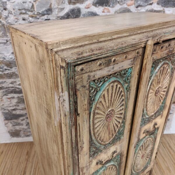 dettaglio armadietto vintage decorato