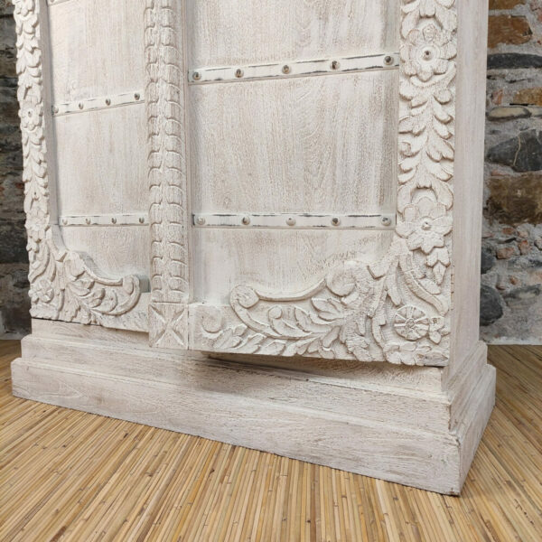 dettaglio decorazione floreale intagliata di armadio bianco etnico