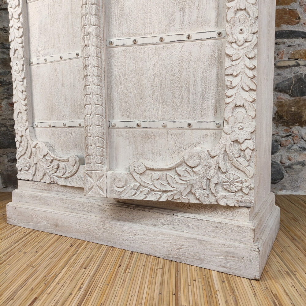 dettaglio decorazione floreale intagliata di armadio bianco etnico